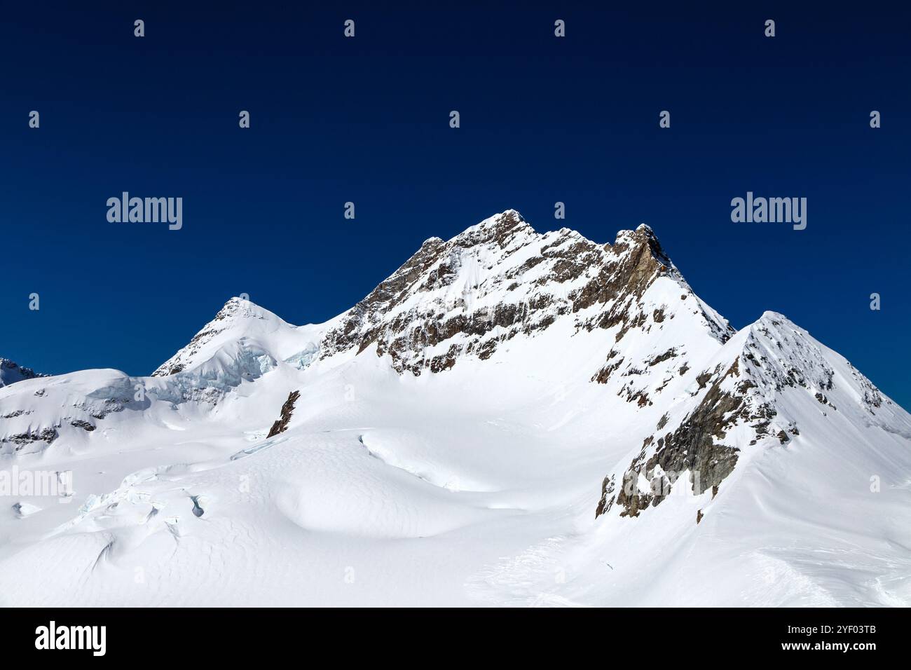 Cima del monte Jungfraujoch ricoperta di neve, Jungfraujoch, Svizzera Foto Stock