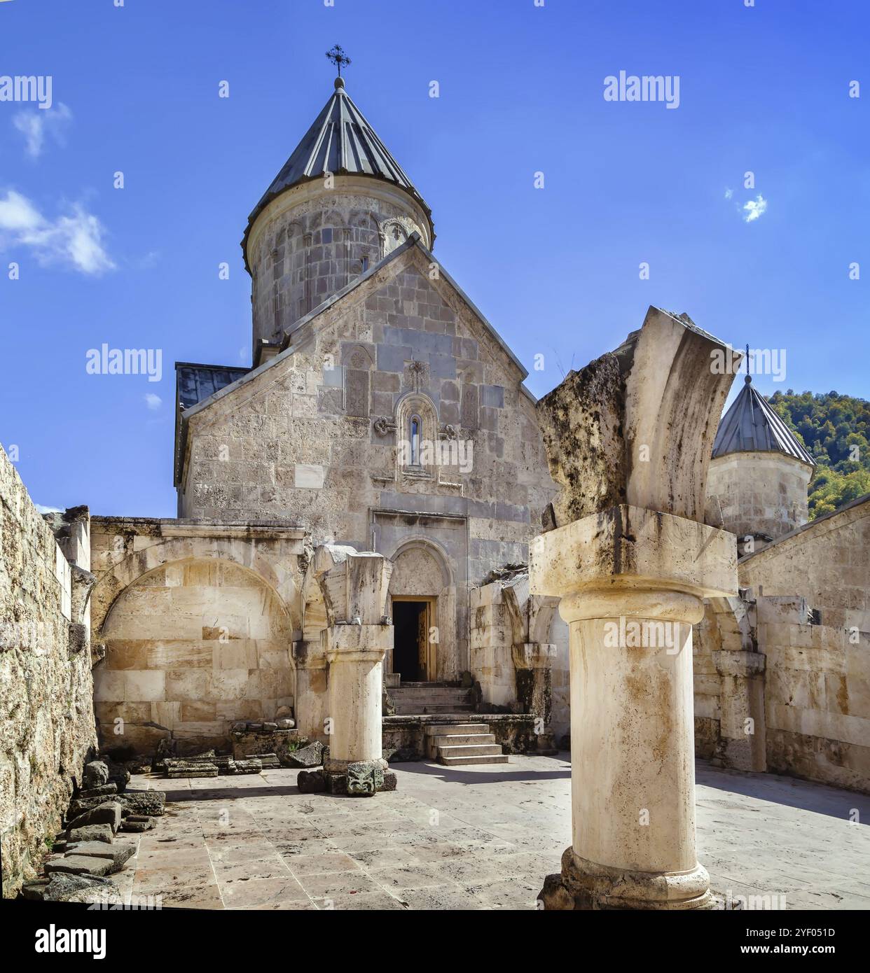 Haghartsin è un monastero del 13th secolo situato vicino alla città di Dilijan in Armenia. Chiesa di Sant'Astvatsatsin Foto Stock