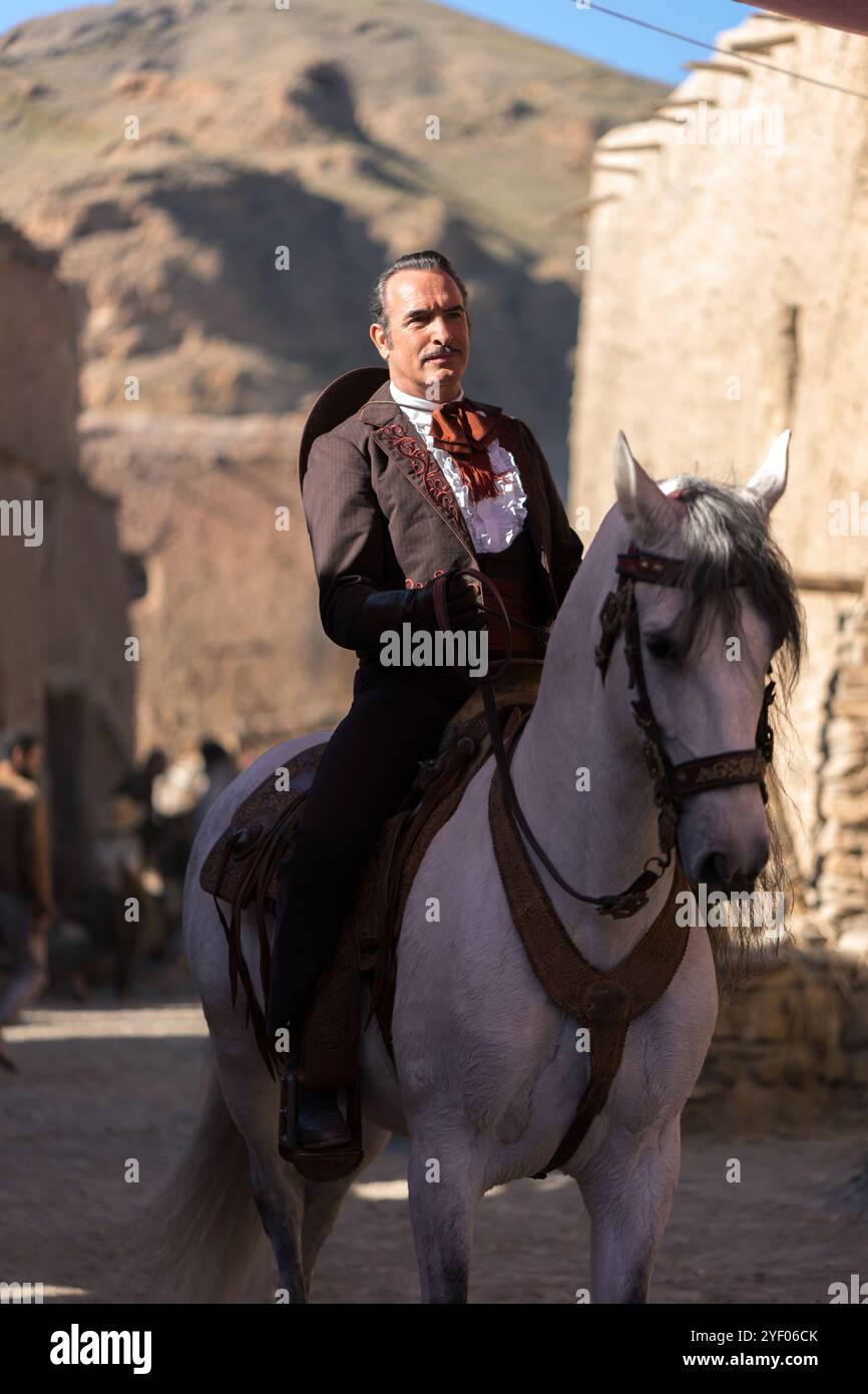 JEAN DUJARDIN in ZORRO (2024), diretto da JEAN-BAPTISTE SAUREL e EMILIE NOBLET. Crediti: France Télévisions / album Foto Stock