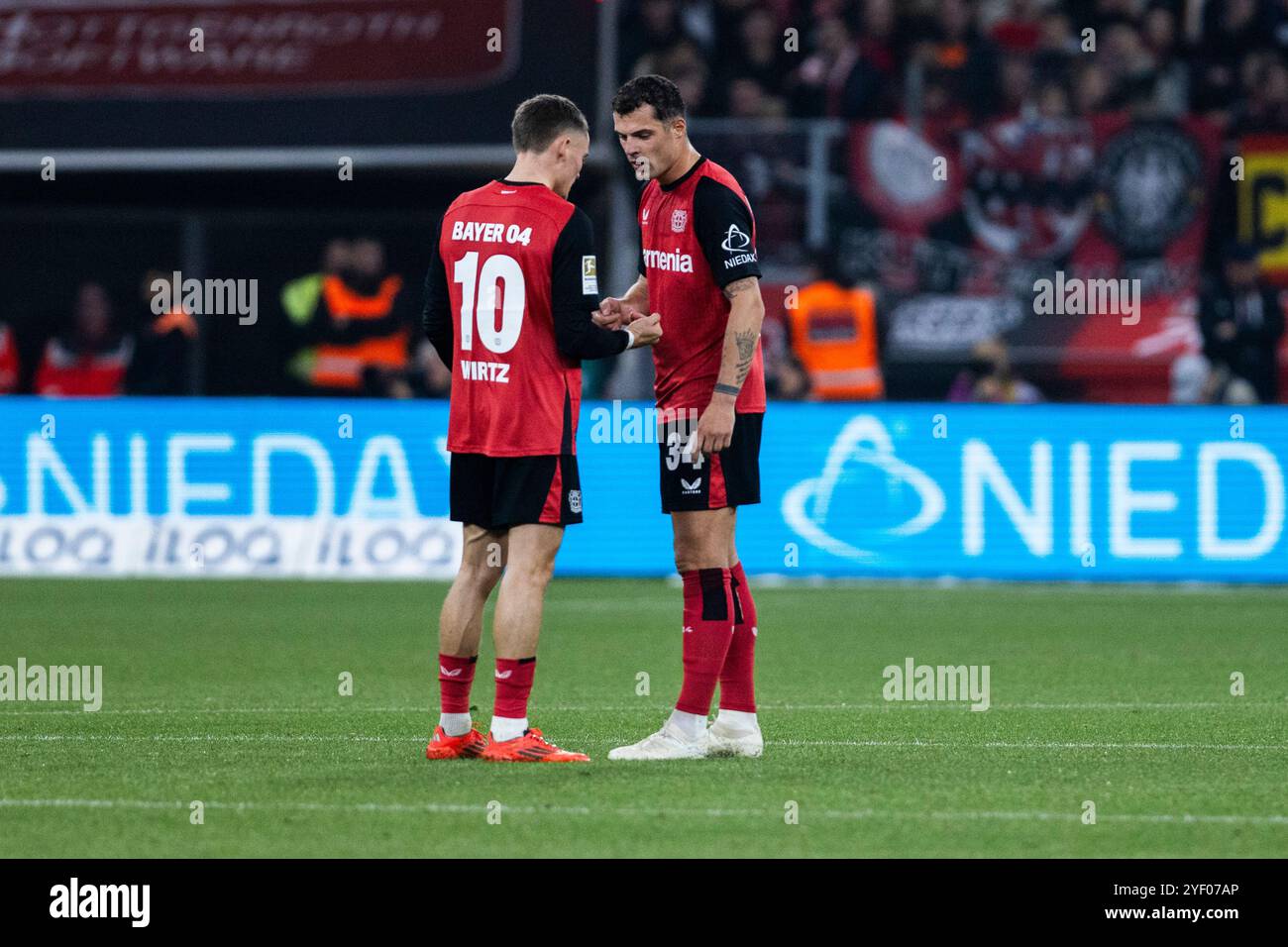 Leverkusen, BayArena, 01.11.2024: Florian Wirtz (Bayer 04 Leverkusen) diskutiert mit Granit Xhaka (Bayer 04 Leverkusen) beim Spiel der 1. Bundesliga Bayer 04 Leverkusen vs. VFB Stuttgart. Foto Stock