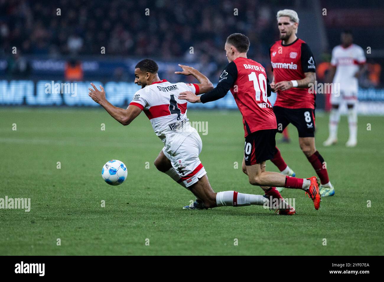 Leverkusen, BayArena, 01.11.2024: Florian Wirtz (Bayer 04 Leverkusen) foult Josha Vagnoman (VFB Stuttgart) beim Spiel der 1. Bundesliga Bayer 04 Leverkusen vs. VFB Stuttgart. Foto Stock