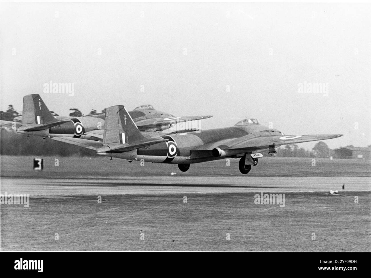 Decollo della formazione da parte di un paio di bombardieri Canberra B(i) Mk8, No 16 "The Saints" Squadron, RAF Laabruch 1972. Foto Stock