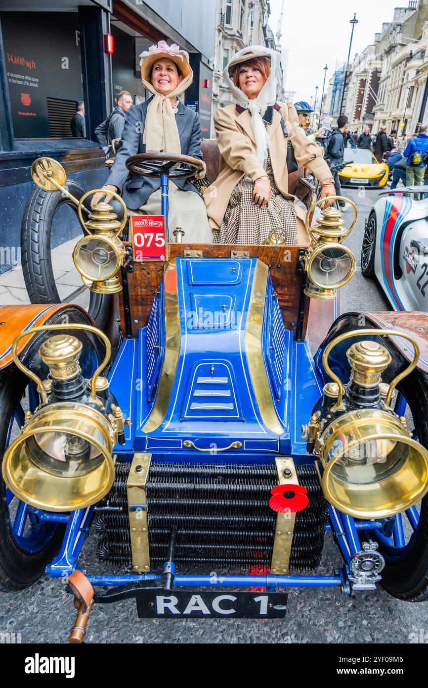 Londra, Regno Unito. 2 novembre 2024. 1901 Mors - si tratta di 120 anni di formazione sinc ehte del Womens Automobile Club, quindi sono molte donne che indossano abiti d'epoca - lo spettacolo automobilistico di St James sul Pall Mall, una celebrazione del viaggio attraverso i secoli e nel futuro. Le auto in mostra spaziano dai pionieristici vincitori del Gran Premio, risalenti agli albori degli sport motoristici, fino alle supercar più recenti, che mettono in mostra tecnologie rivoluzionarie. Organizzato dal Royal Automobile Club. Si svolge alla vigilia della RM Sotheby's London alla Brighton Veteran Car Run 2024 per i veicoli costruiti prima del 1905. Credito: Foto Stock