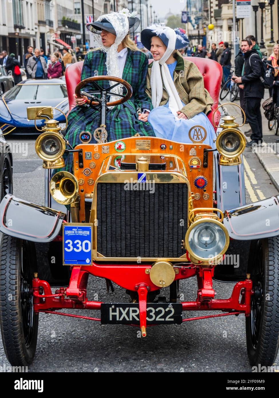 Londra, Regno Unito. 2 novembre 2024. Genevieve (dal film) un Darracq del 1904 - sono 120 anni di formazione sinc ehte del Womens Automobile Club, quindi sono molte donne piloti in abiti d'epoca - spettacolo automobilistico di St James sul Pall Mall, una celebrazione del viaggio attraverso i secoli e nel futuro. Le auto in mostra spaziano dai pionieristici vincitori del Gran Premio, risalenti agli albori degli sport motoristici, fino alle supercar più recenti, che mettono in mostra tecnologie rivoluzionarie. Organizzato dal Royal Automobile Club. Si svolge alla vigilia dell'RM Sotheby's London alla Brighton Veteran Car Run 2024 per vehic Foto Stock