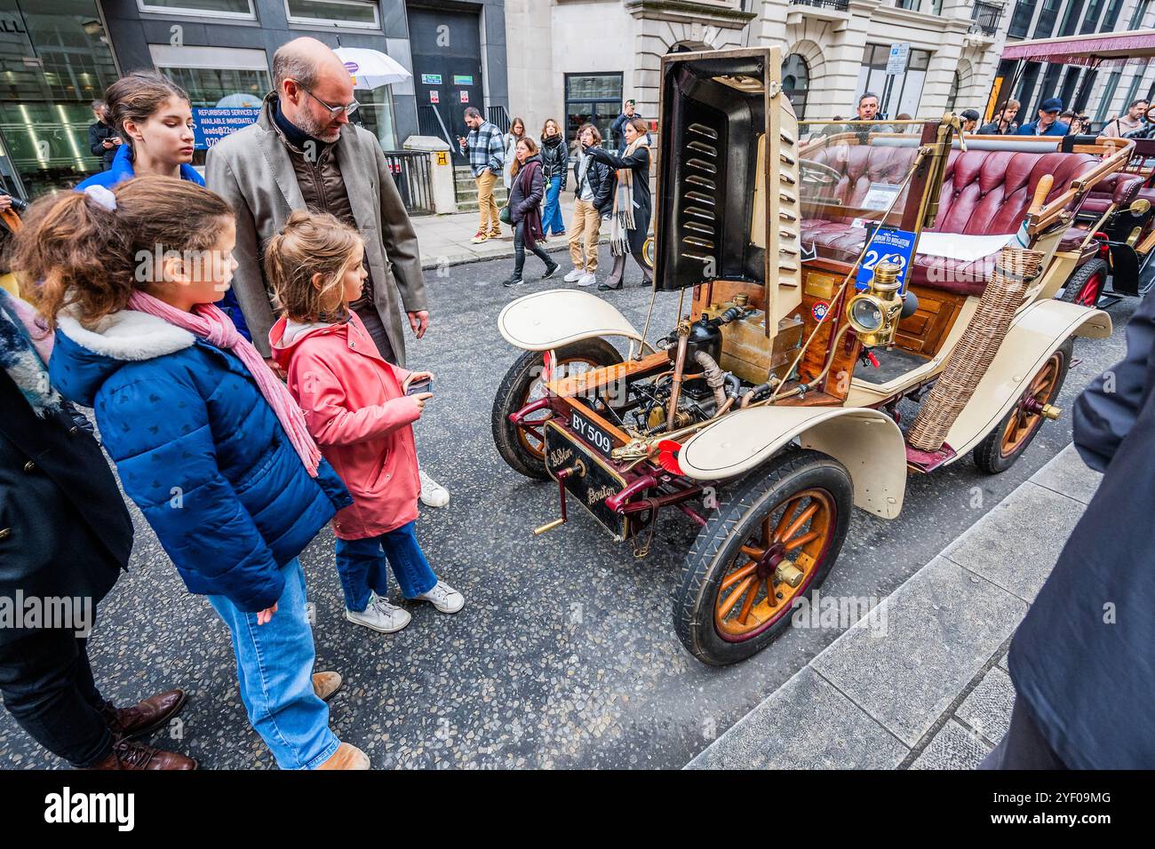 Londra, Regno Unito. 2 novembre 2024. 1904 De Dion Bouton - 120 anni sinc ehte formazione del Womens Automobile Club, quindi sono molte donne piloti in abiti d'epoca - spettacolo automobilistico di St James su Pall Mall, una celebrazione del viaggio attraverso i secoli e nel futuro. Le auto in mostra spaziano dai pionieristici vincitori del Gran Premio, risalenti agli albori degli sport motoristici, fino alle supercar più recenti, che mettono in mostra tecnologie rivoluzionarie. Organizzato dal Royal Automobile Club. Si svolge alla vigilia della RM Sotheby's London alla Brighton Veteran Car Run 2024 per i veicoli costruiti prima del 1905. Foto Stock