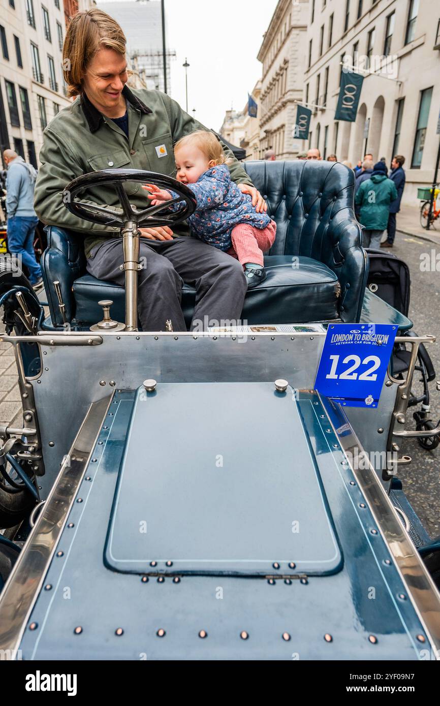 Londra, Regno Unito. 2 novembre 2024. Un giovane fan di uno spettacolo automobilistico Napier del 1902, St James's, sul Pall Mall, una celebrazione del viaggio attraverso i secoli e nel futuro. Le auto in mostra spaziano dai pionieristici vincitori del Gran Premio risalenti agli albori degli sport motoristici fino alle supercar più recenti, mostrando tecnologie rivoluzionarie per un futuro più sostenibile. Organizzato dal Royal Automobile Club, è uno dei tanti momenti salienti della London Motor Week 2024. Si svolge alla vigilia della RM Sotheby's London alla Brighton Veteran Car Run 2024 per i veicoli costruiti prima del 1905. Credito: Guy Be Foto Stock