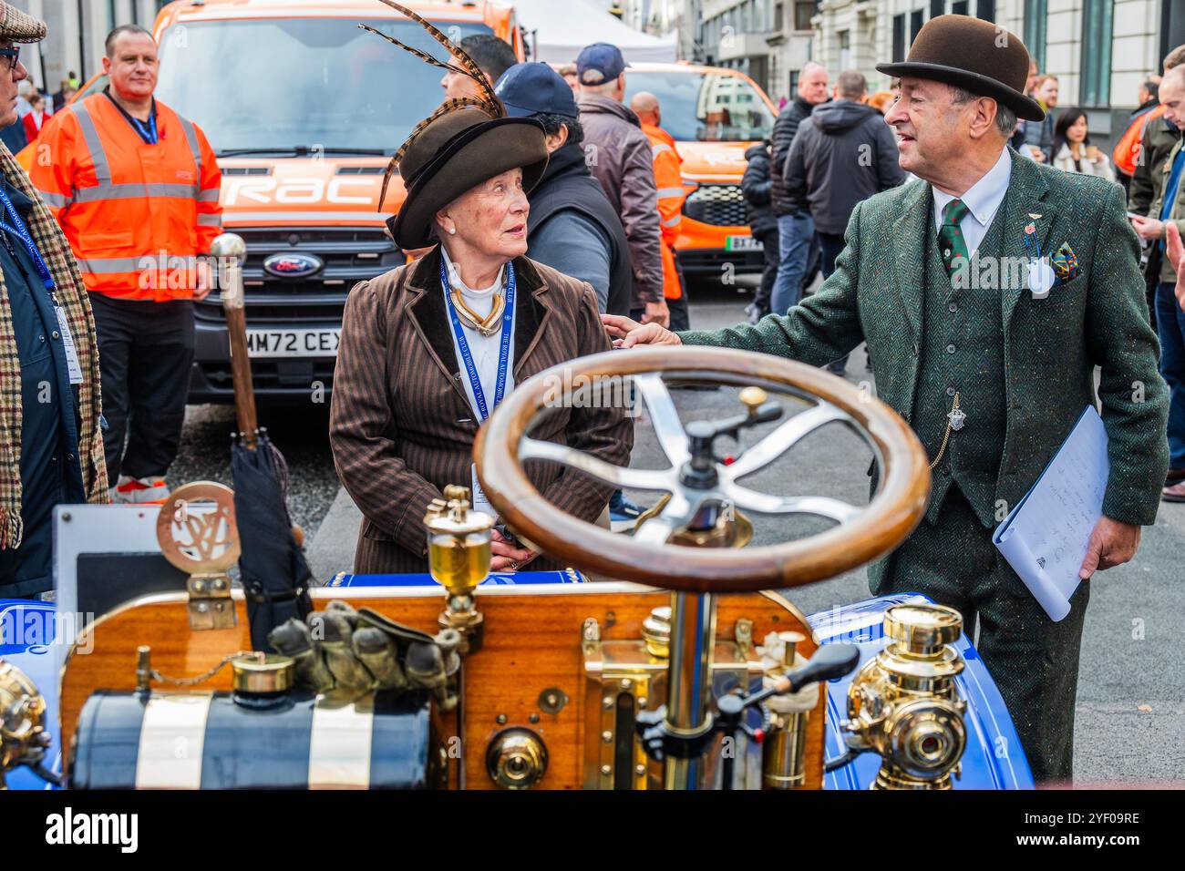 Londra, Regno Unito. 2 novembre 2024. Alan Titchmarsh, uno dei giudici, esamina uno dei veicoli: Lo spettacolo automobilistico di St James sul Pall Mall, una celebrazione del viaggio attraverso i secoli e nel futuro. Le auto in mostra spaziano dai pionieristici vincitori del Gran Premio risalenti agli albori degli sport motoristici fino alle supercar più recenti, mostrando tecnologie rivoluzionarie per un futuro più sostenibile. Organizzato dal Royal Automobile Club, è uno dei tanti momenti salienti della London Motor Week 2024. Si svolge alla vigilia dell'RM Sotheby's London alla Brighton Veteran Car Run 2024 per veicolo Foto Stock