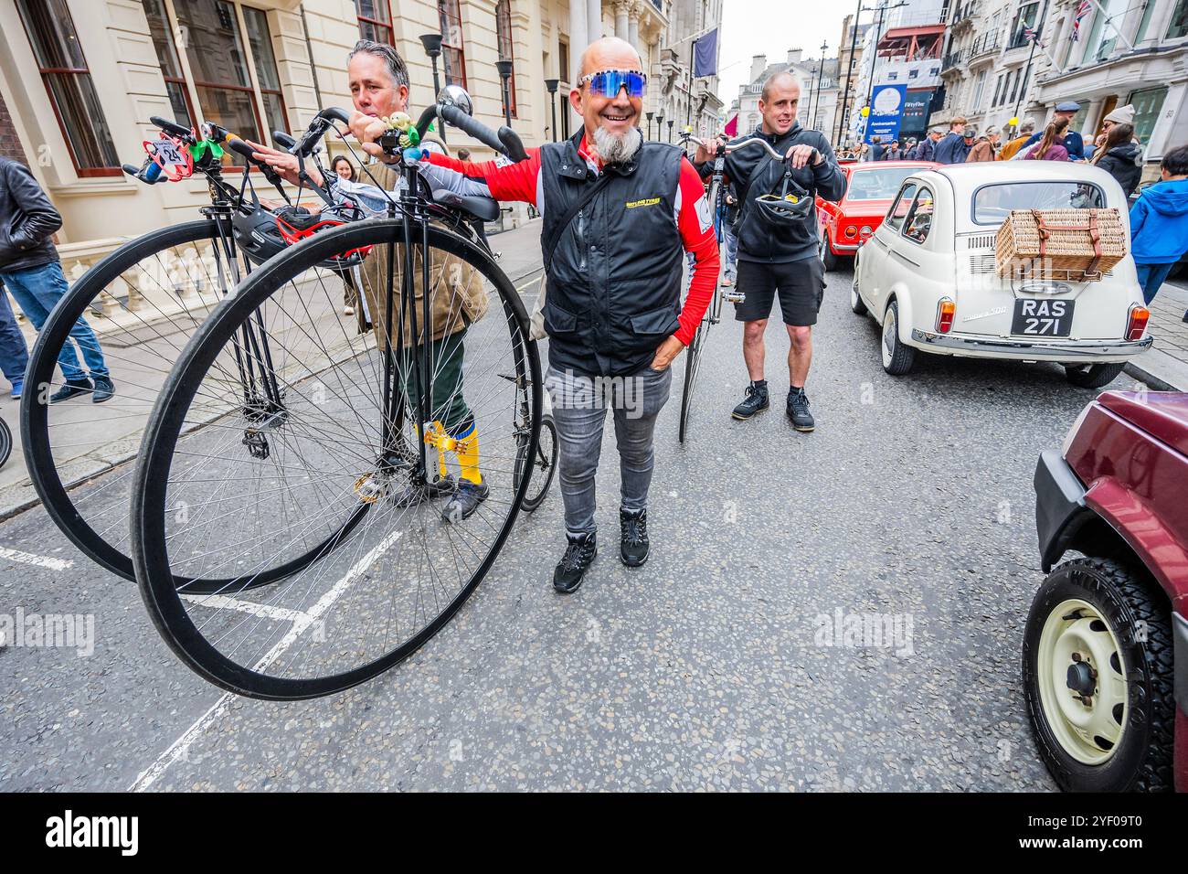 Londra, Regno Unito. 2 novembre 2024. All'inizio del viaggio ci saranno anche alcuni soldi da spendere: Lo spettacolo automobilistico di St James sul Pall Mall, una celebrazione del viaggio attraverso i secoli e nel futuro. Le auto in mostra spaziano dai pionieristici vincitori del Gran Premio risalenti agli albori degli sport motoristici fino alle supercar più recenti, mostrando tecnologie rivoluzionarie per un futuro più sostenibile. Organizzato dal Royal Automobile Club, è uno dei tanti momenti salienti della London Motor Week 2024. Si svolge alla vigilia dell'RM Sotheby's London alla Brighton Veteran Car Run 2024 per vehi Foto Stock