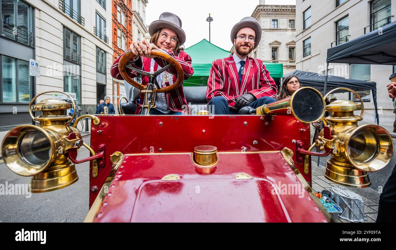 Londra, Regno Unito. 2 novembre 2024. Il veicolo per studenti universitari imperiali - sono 120 anni a partire dalla formazione del Womens Automobile Club, quindi sono molte donne che guidano in abiti d'epoca - spettacolo automobilistico di St James sul Pall Mall, una celebrazione del motociclismo attraverso i secoli e nel futuro. Le auto in mostra spaziano dai pionieristici vincitori del Gran Premio, risalenti agli albori degli sport motoristici, fino alle supercar più recenti, che mettono in mostra tecnologie rivoluzionarie. Organizzato dal Royal Automobile Club. Si svolge alla vigilia dell'RM Sotheby's London alla Brighton Veteran Car Run 2024 per veicoli Foto Stock