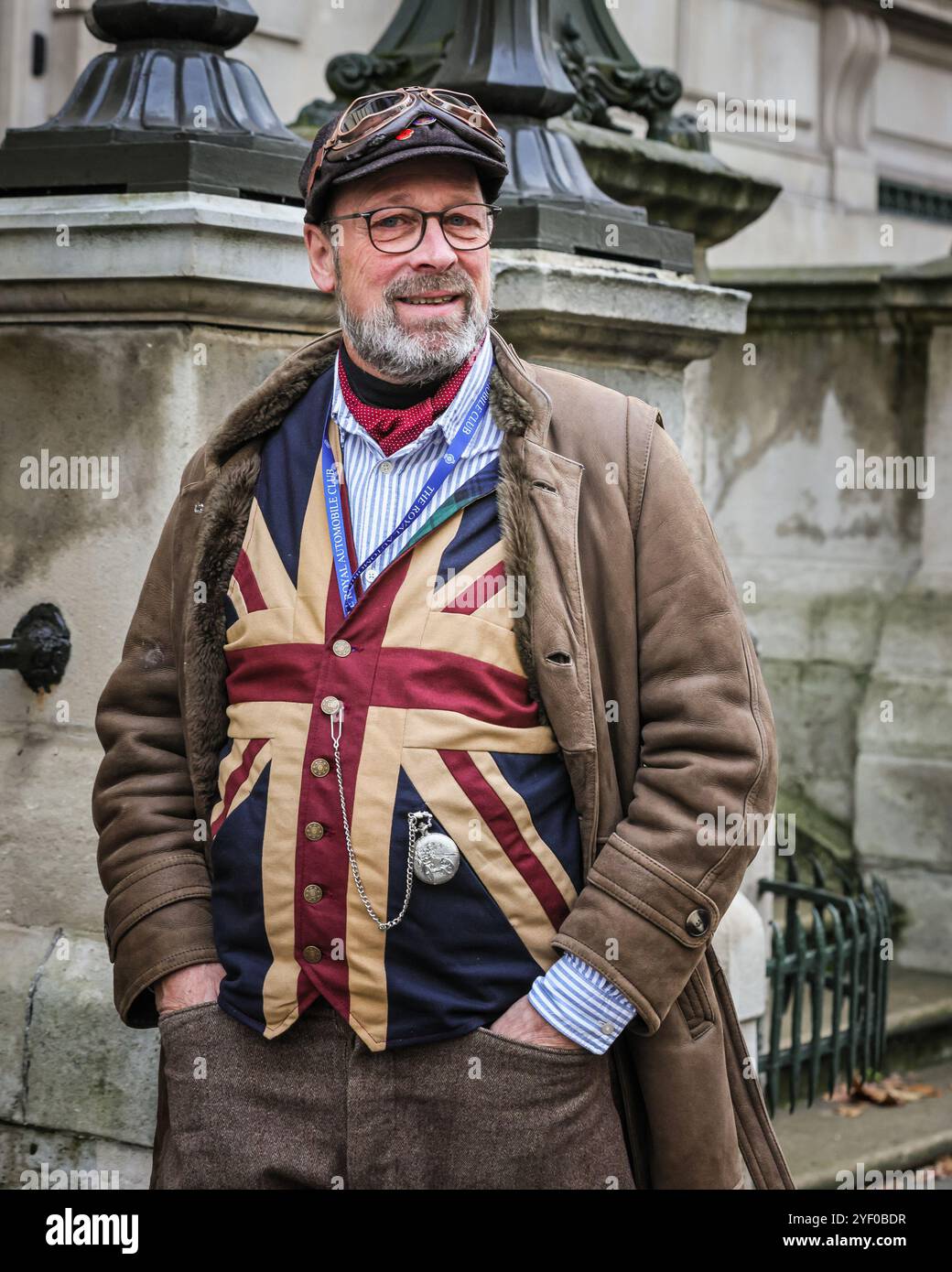 Londra, Regno Unito. 2 novembre 2024. Un partecipante al giro d'auto cammina lungo il centro commerciale Pall con abbigliamento vintage. Lo spettacolo automobilistico di St James è promosso come il più grande salone automobilistico di Londra, che celebra il meglio del passato, del presente e del futuro dell'automobilismo. Molti dei modelli di auto d'epoca prendono parte anche al ralley di domani. Crediti: Imageplotter/Alamy Live News Foto Stock