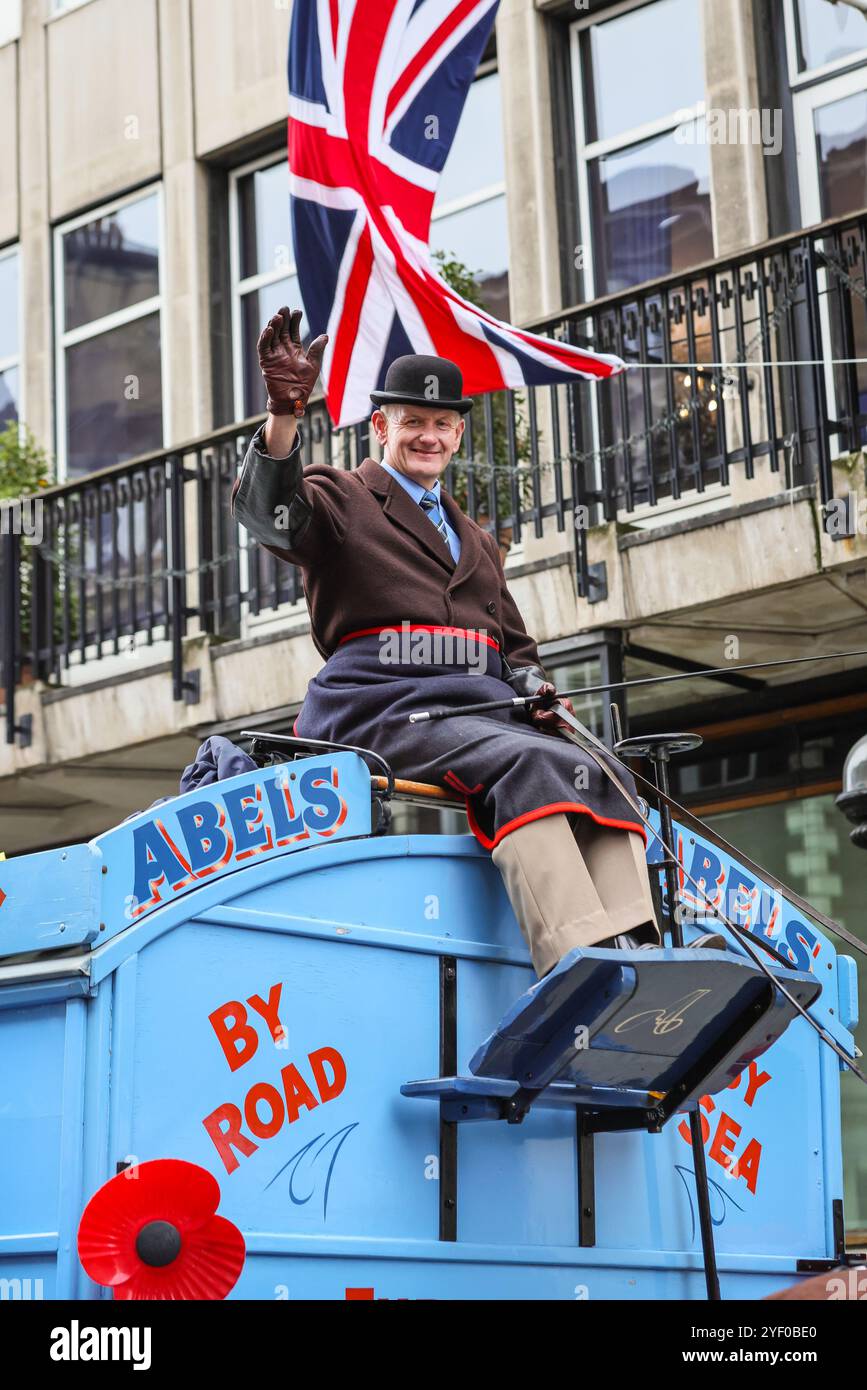Londra, Regno Unito. 2 novembre 2024. Un furgone Abel guidato da un cavallo partecipanti all'evento. Lo spettacolo automobilistico di St James è promosso come il più grande salone automobilistico di Londra, che celebra il meglio del passato, del presente e del futuro dell'automobilismo. Molti dei modelli di auto d'epoca prendono parte anche al ralley di domani. Crediti: Imageplotter/Alamy Live News Foto Stock