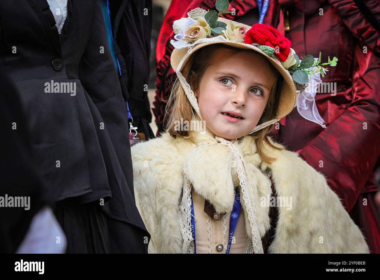 Londra, Regno Unito. 2 novembre 2024. Un'intera famiglia si è vestita con abiti d'epoca e si è messa in posa con il suo De Dion Bouton del 1902, inclusa una giovane gilda in bellissimo costume vittoriano. Lo spettacolo automobilistico di St James è promosso come il più grande salone automobilistico di Londra, che celebra il meglio del passato, del presente e del futuro dell'automobilismo. Molti dei modelli di auto d'epoca prendono parte anche al ralley di domani. Crediti: Imageplotter/Alamy Live News Foto Stock