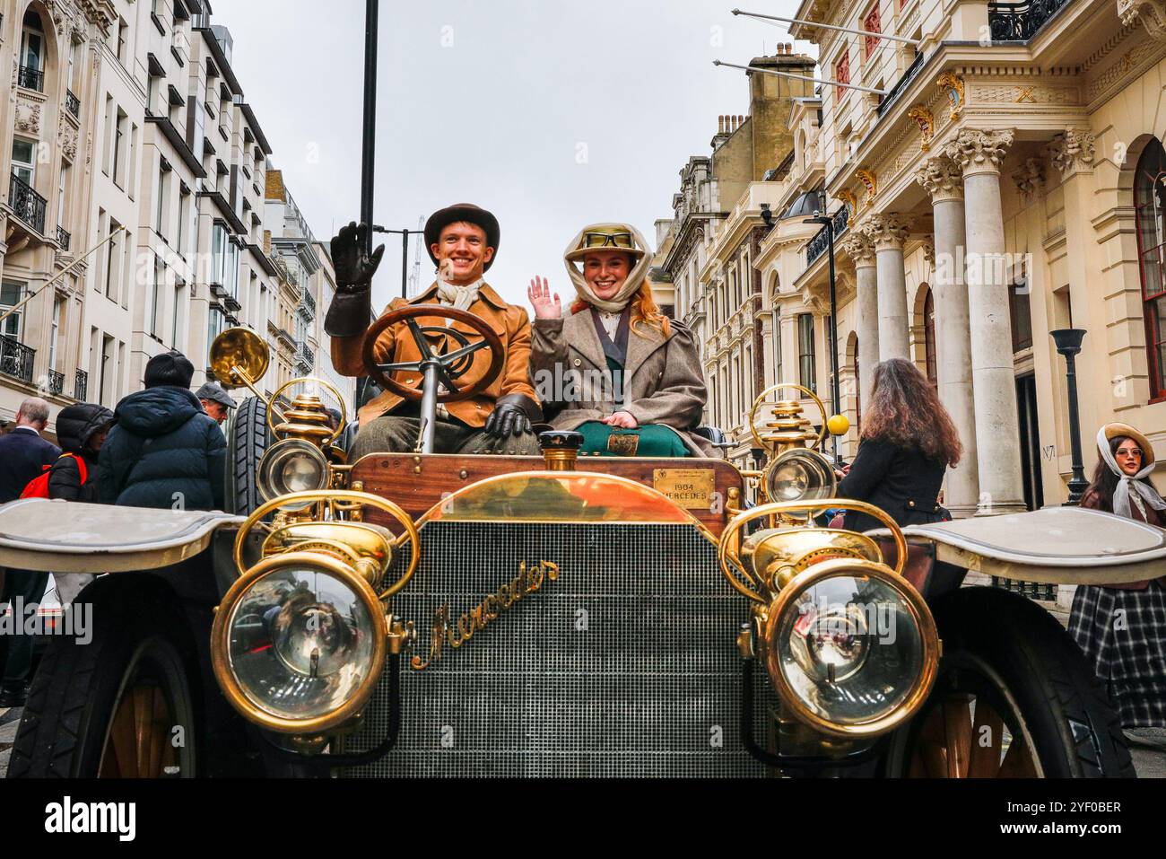 Londra, Regno Unito. 2 novembre 2024. Il conducente e il passeggero in una Mercedes-Simplex 1904 nel loro veicolo. Lo spettacolo automobilistico di St James è promosso come il più grande salone automobilistico di Londra, che celebra il meglio del passato, del presente e del futuro dell'automobilismo. Molti dei modelli di auto d'epoca prendono parte anche al ralley di domani. Crediti: Imageplotter/Alamy Live News Foto Stock