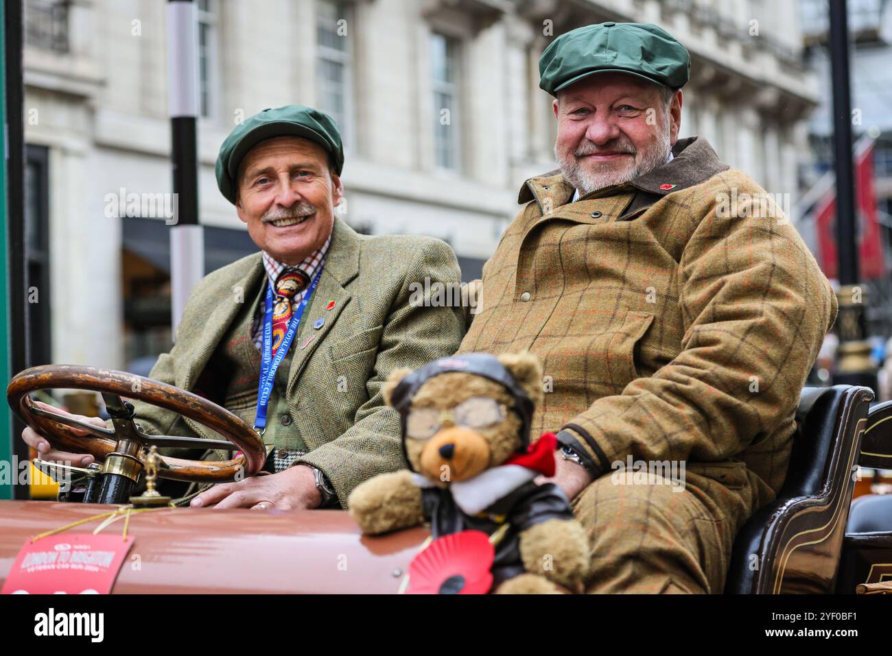 Londra, Regno Unito. 2 novembre 2024. Partecipanti con l'Albion 1904 di proprietà di David Pain. Lo spettacolo automobilistico di St James è promosso come il più grande salone automobilistico di Londra, che celebra il meglio del passato, del presente e del futuro dell'automobilismo. Molti dei modelli di auto d'epoca prendono parte anche al ralley di domani. Crediti: Imageplotter/Alamy Live News Foto Stock