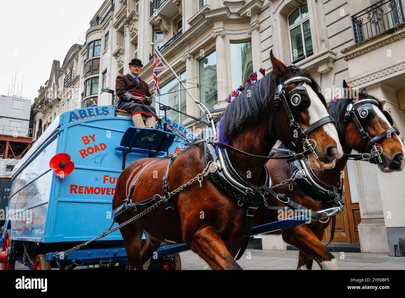 Londra, Regno Unito. 2 novembre 2024. Un furgone Abel guidato da un cavallo partecipanti all'evento. Lo spettacolo automobilistico di St James è promosso come il più grande salone automobilistico di Londra, che celebra il meglio del passato, del presente e del futuro dell'automobilismo. Molti dei modelli di auto d'epoca prendono parte anche al ralley di domani. Crediti: Imageplotter/Alamy Live News Foto Stock