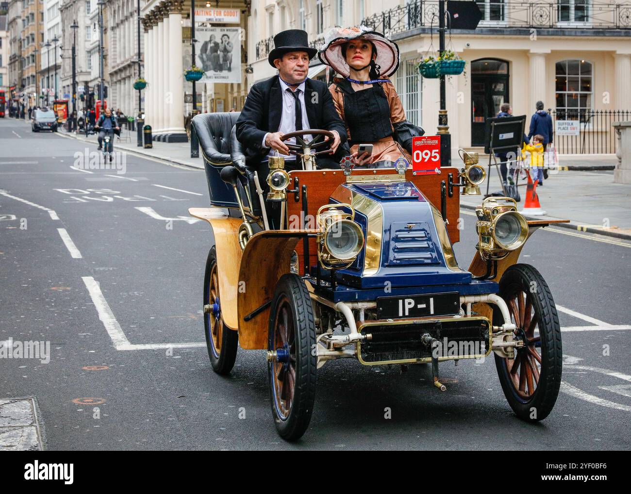 Londra, Regno Unito. 2 novembre 2024. L'autista di un Bolide 1902 naviga intorno a St James fino al Pall Mall. Lo spettacolo automobilistico di St James è promosso come il più grande salone automobilistico di Londra, che celebra il meglio del passato, del presente e del futuro dell'automobilismo. Molti dei modelli di auto d'epoca prendono parte anche al ralley di domani. Crediti: Imageplotter/Alamy Live News Foto Stock