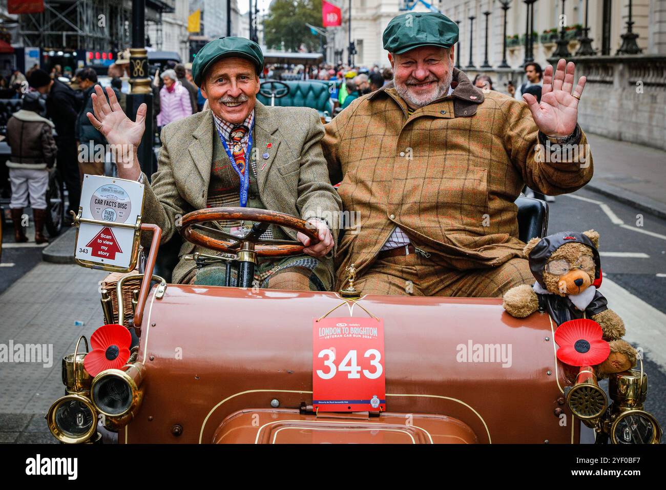 Londra, Regno Unito. 2 novembre 2024. Partecipanti con l'Albion 1904 di proprietà di David Pain. Lo spettacolo automobilistico di St James è promosso come il più grande salone automobilistico di Londra, che celebra il meglio del passato, del presente e del futuro dell'automobilismo. Molti dei modelli di auto d'epoca prendono parte anche al ralley di domani. Crediti: Imageplotter/Alamy Live News Foto Stock