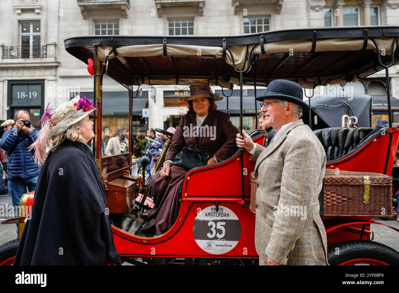 Londra, Regno Unito. 2 novembre 2024. I partecipanti chattano con il loro Rambler 1902 di proprietà di Wim Peters. Lo spettacolo automobilistico di St James è promosso come il più grande salone automobilistico di Londra, che celebra il meglio del passato, del presente e del futuro dell'automobilismo. Molti dei modelli di auto d'epoca prendono parte anche al ralley di domani. Crediti: Imageplotter/Alamy Live News Foto Stock