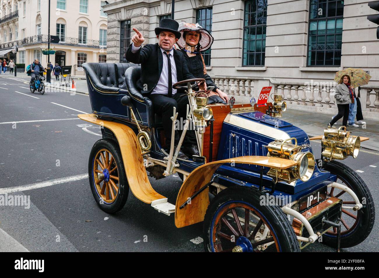 Londra, Regno Unito. 2 novembre 2024. L'autista di un Bolide 1902 naviga intorno a St James fino al Pall Mall. Lo spettacolo automobilistico di St James è promosso come il più grande salone automobilistico di Londra, che celebra il meglio del passato, del presente e del futuro dell'automobilismo. Molti dei modelli di auto d'epoca prendono parte anche al ralley di domani. Crediti: Imageplotter/Alamy Live News Foto Stock