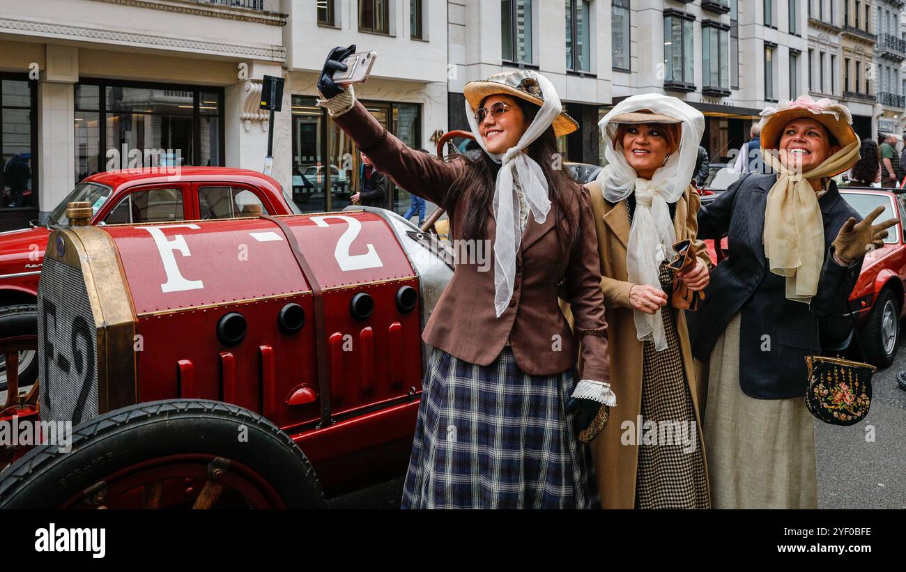 Londra, Regno Unito. 2 novembre 2024. I partecipanti scattano selfie con una Fiat 1904. Lo spettacolo automobilistico di St James è promosso come il più grande salone automobilistico di Londra, che celebra il meglio del passato, del presente e del futuro dell'automobilismo. Molti dei modelli di auto d'epoca prendono parte anche al ralley di domani. Crediti: Imageplotter/Alamy Live News Foto Stock