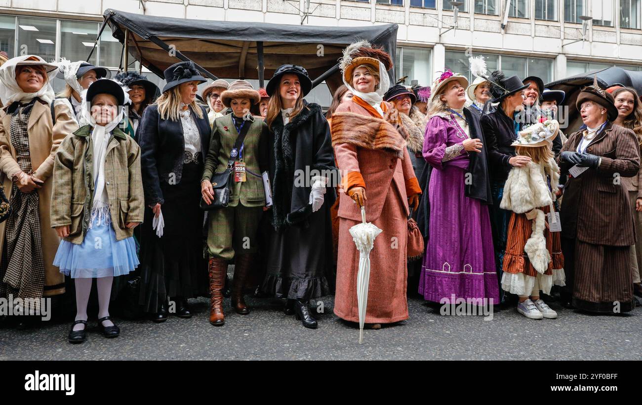 Londra, Regno Unito. 2 novembre 2024. Le partecipanti femminili si riuniscono mentre il RAC celebra i 120 anni del Ladies’ Automobile Club, anch'esso con sede al RAC di Pall Mall. Lo spettacolo automobilistico di St James è promosso come il più grande salone automobilistico di Londra, che celebra il meglio del passato, del presente e del futuro dell'automobilismo. Molti dei modelli di auto d'epoca prendono parte anche al ralley di domani. Crediti: Imageplotter/Alamy Live News Foto Stock