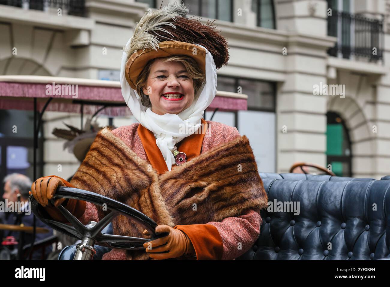 Londra, Regno Unito. 2 novembre 2024. Una donna orgogliosa che guida il suo veicolo. Quest’anno l’evento celebra anche i 120 anni del Ladies’ Automobile Club, che aveva sede anche al RAC di Pall Mall. Lo spettacolo automobilistico di St James è promosso come il più grande salone automobilistico di Londra, che celebra il meglio del passato, del presente e del futuro dell'automobilismo. Molti dei modelli di auto d'epoca prendono parte anche al ralley di domani. Crediti: Imageplotter/Alamy Live News Foto Stock