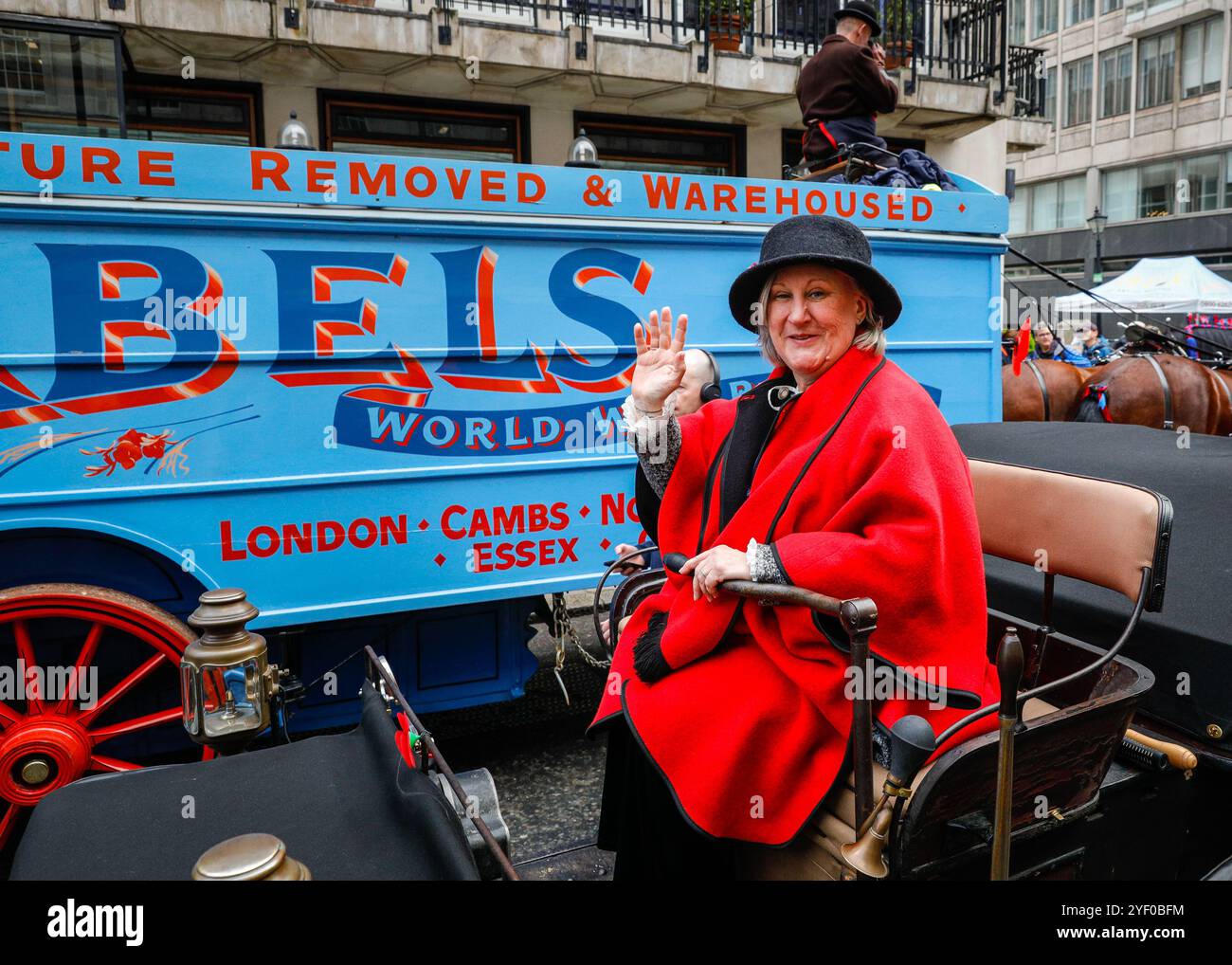 Londra, Regno Unito. 2 novembre 2024. Questo Columbia 1902 (elettrico) sarà guidato da un pilota femminile per celebrare 120 anni di donne che diventano membri del RAC. Lo spettacolo automobilistico di St James è promosso come il più grande salone automobilistico di Londra, che celebra il meglio del passato, del presente e del futuro dell'automobilismo. Molti dei modelli di auto d'epoca prendono parte anche al ralley di domani. Crediti: Imageplotter/Alamy Live News Foto Stock