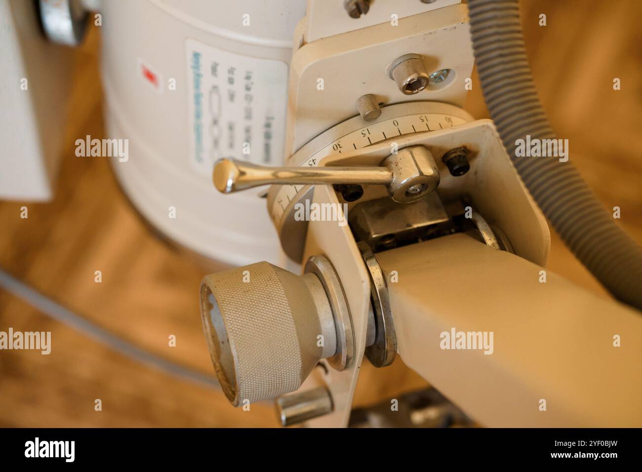 Apparecchiature ottiche vintage con strumenti di misurazione di precisione. Foto Stock