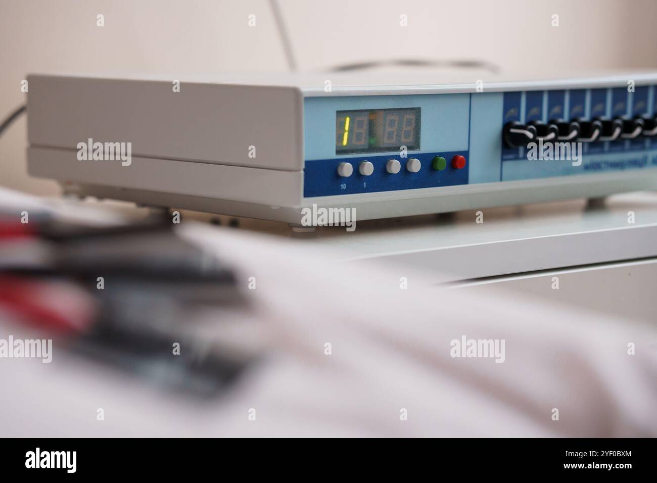 Apparecchiatura medica con display digitale e pulsanti di controllo sul tavolo. Foto Stock