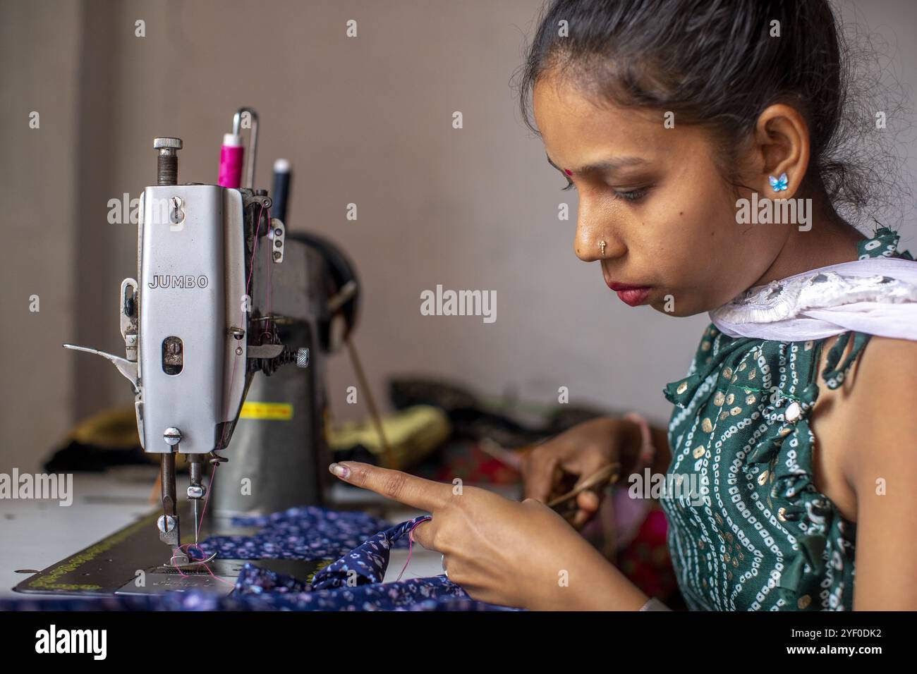 Sarta al lavoro in un villaggio nel distretto di Narmada, Gujarat, India. Foto Stock