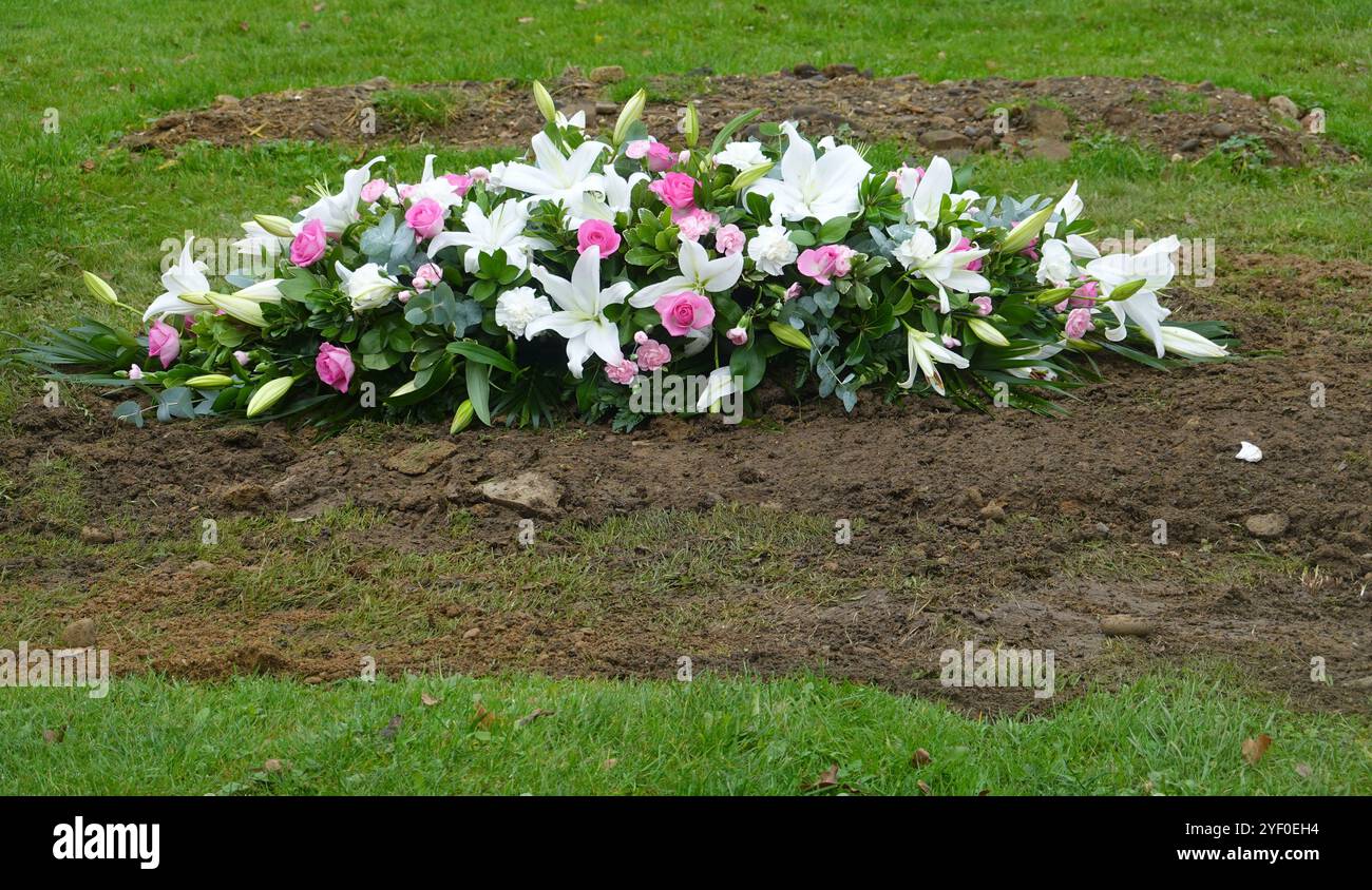 Nuova tomba nel cimitero di Thornsett, New Mills, Derbyshire Foto Stock