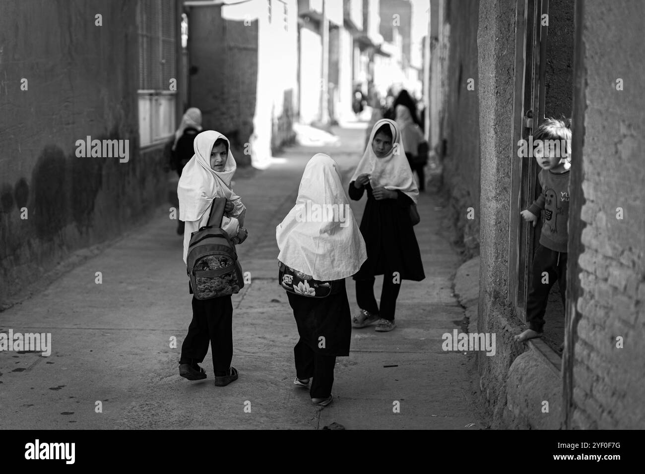 Le ragazze delle scuole elementari sono state licenziate da scuola e stanno tornando a casa nella provincia di Herat, Afghanistan Foto Stock