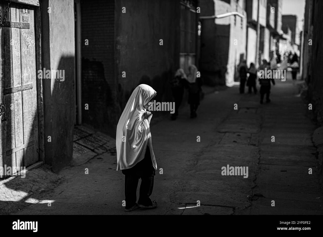 Le ragazze delle scuole elementari sono state licenziate da scuola e stanno tornando a casa nella provincia di Herat, Afghanistan Foto Stock