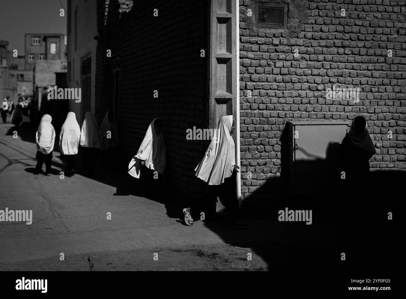 Le ragazze delle scuole elementari sono state licenziate da scuola e stanno tornando a casa nella provincia di Herat, Afghanistan Foto Stock