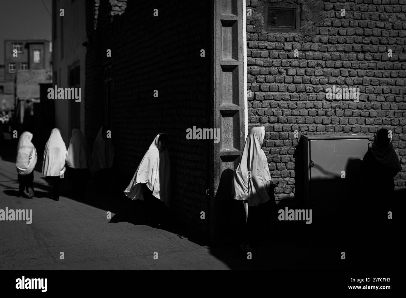 Le ragazze delle scuole elementari sono state licenziate da scuola e stanno tornando a casa nella provincia di Herat, Afghanistan Foto Stock