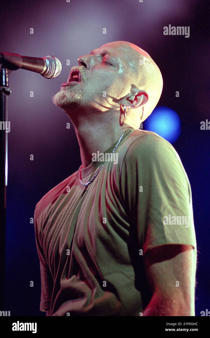 Vigevano Italia 26/06/1999: Pau (Paolo Bruni) cantante e chitarrista della Negrita, rock band italiana, durante il concerto dal vivo al Castello di Vigenano Foto Stock