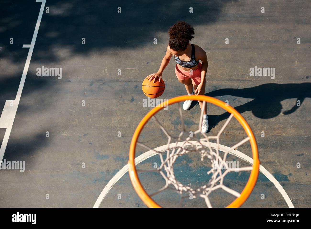 Sopra, campo da basket e donna con fitness, allenamento e pratica per giochi, cardio e hobby. Attività all'aperto, persona e giocatore con attività ricreative, esercizio fisico Foto Stock