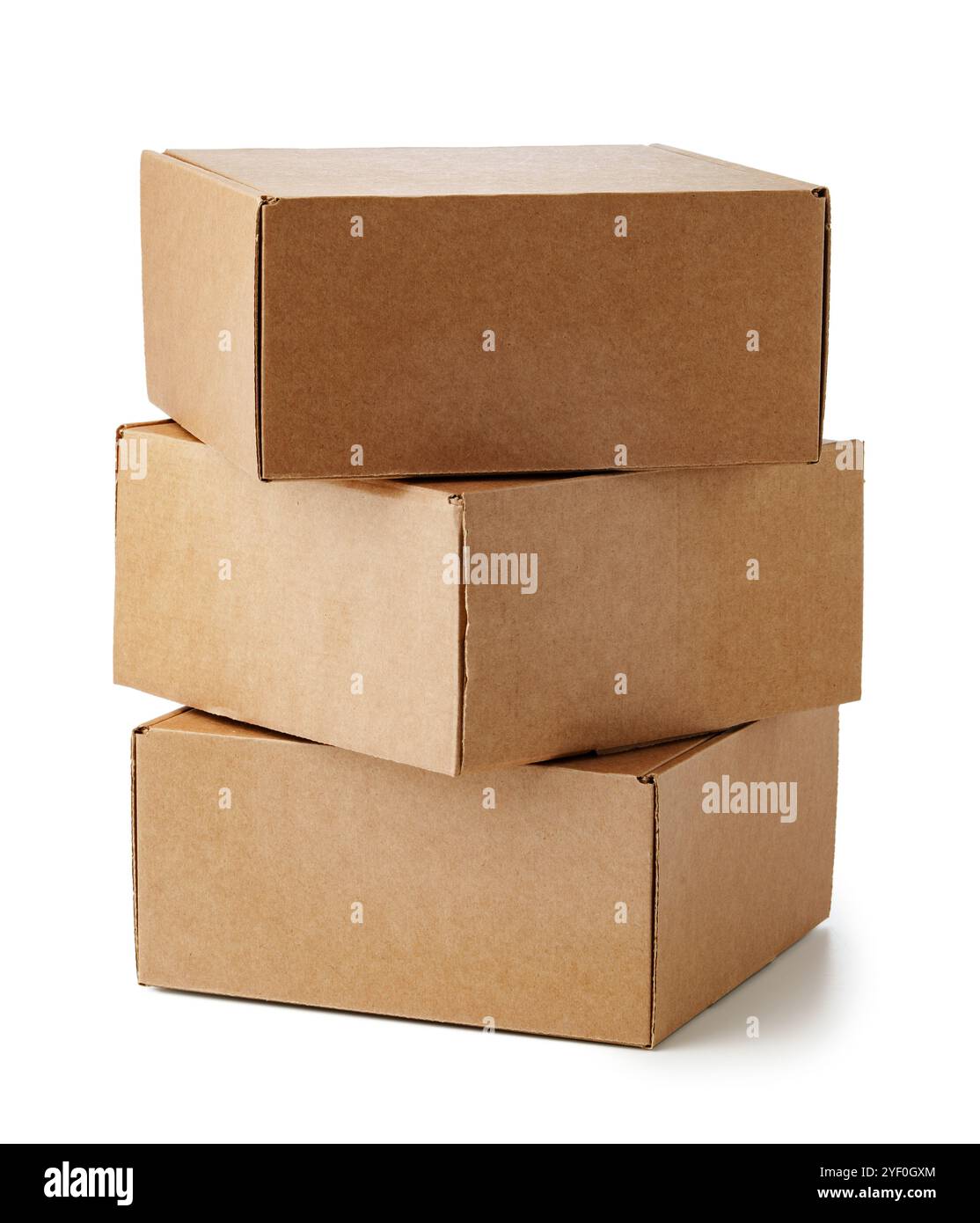 Scatole in cartone marrone impilate in varie misure disposte su sfondo bianco Foto Stock