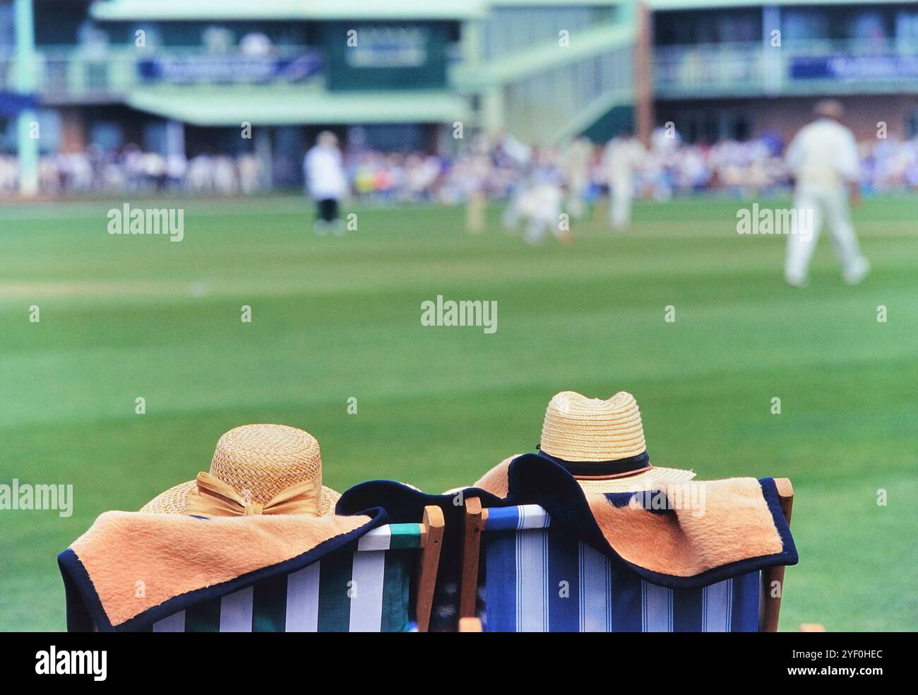 Gli spettatori a una partita di cricket. Horntye Park, Hastings, East Sussex, England, Regno Unito Foto Stock