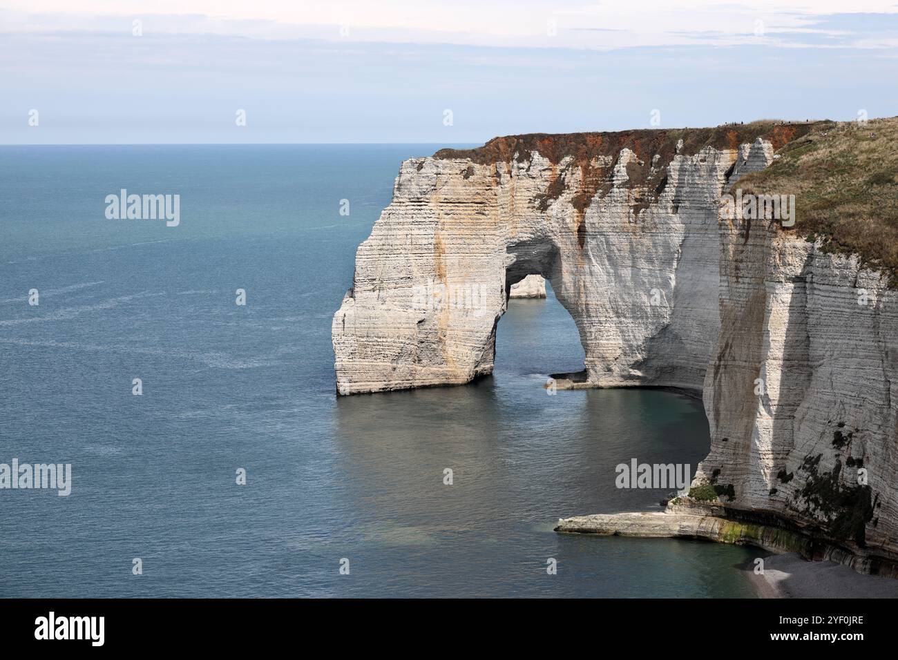 Arco di roccia naturale, la Manneporte, sulla costa di Etretat, Normandia, Francia Foto Stock