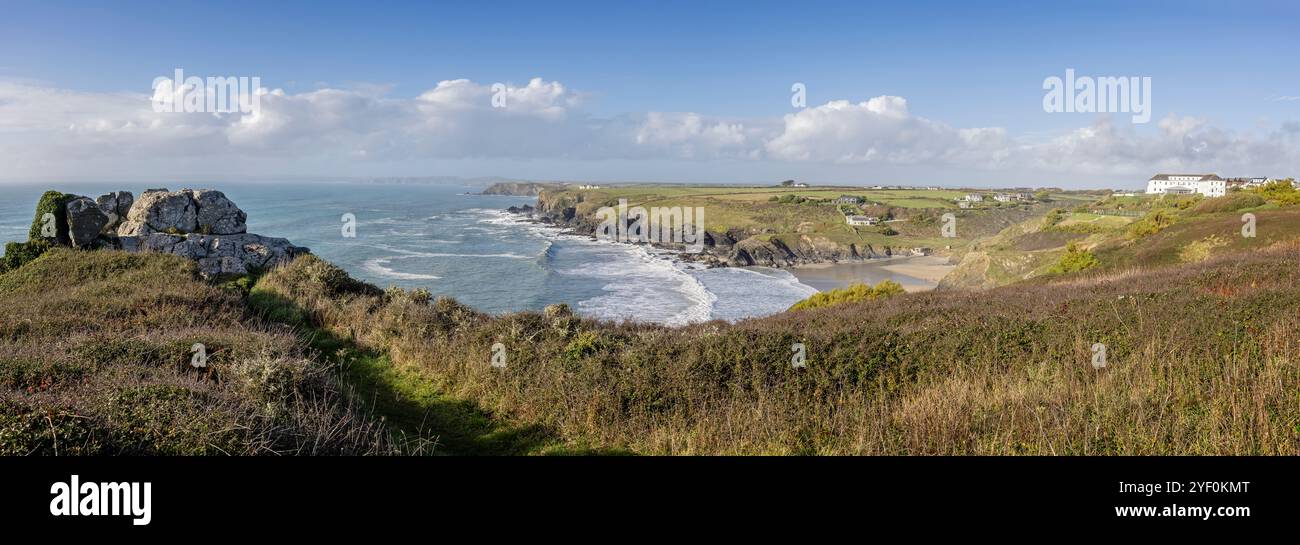 Vista panoramica della costa sud-occidentale con Polurian Beach e scogliere spettacolari in Cornovaglia, Regno Unito Foto Stock
