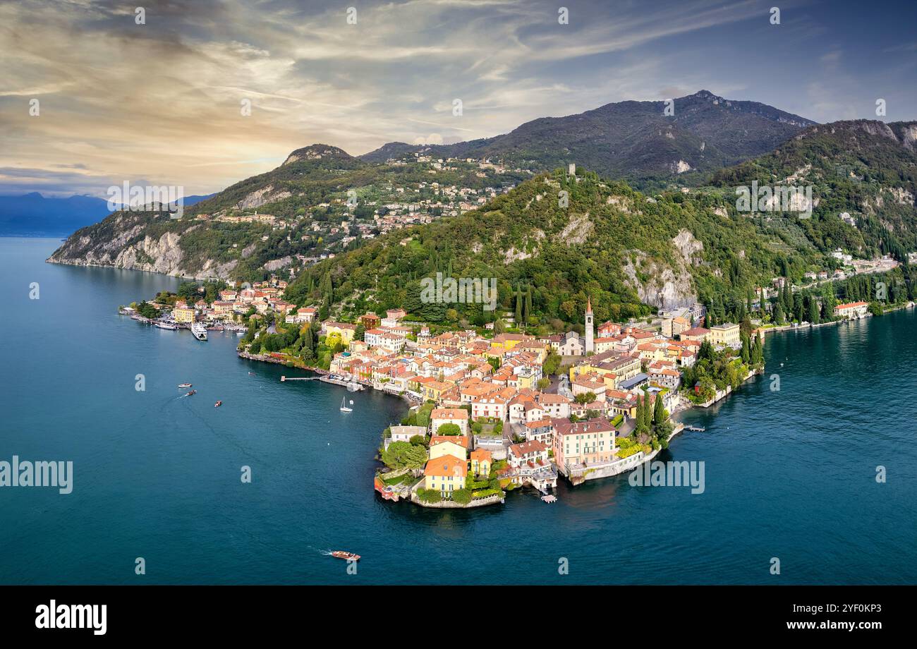 Vista aerea sulla terra del Villaggio di Varenna e sullo sfondo delle montagne sulle rive del Lago di Como, Lombardia, Italia Foto Stock