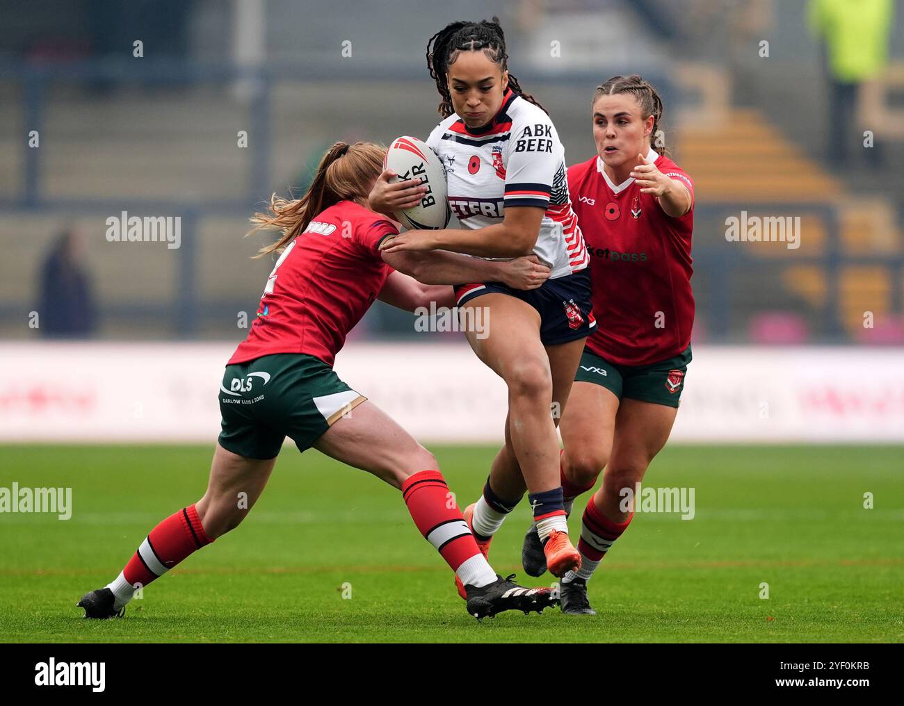 L'inglese Amelia Brown viene affrontata da Dani McGifford (a sinistra) e Agnes Wood (a destra), durante la partita internazionale femminile all'AMT Headingley Rugby Stadium di Leeds. Data foto: Sabato 2 novembre 2024. Foto Stock
