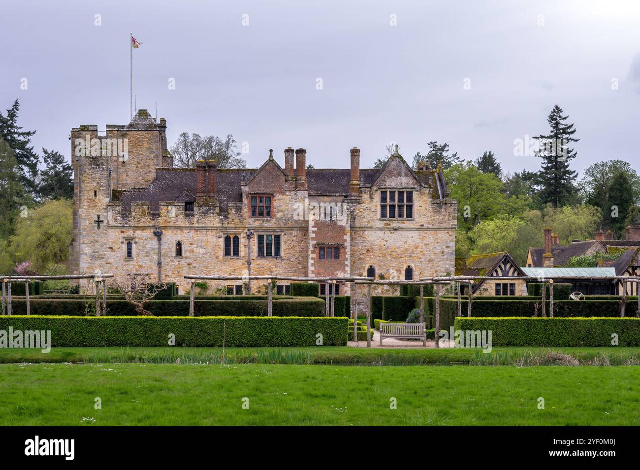 Bellissimo, mix di medievale e Tudor, Castello di Hever in primavera Foto Stock