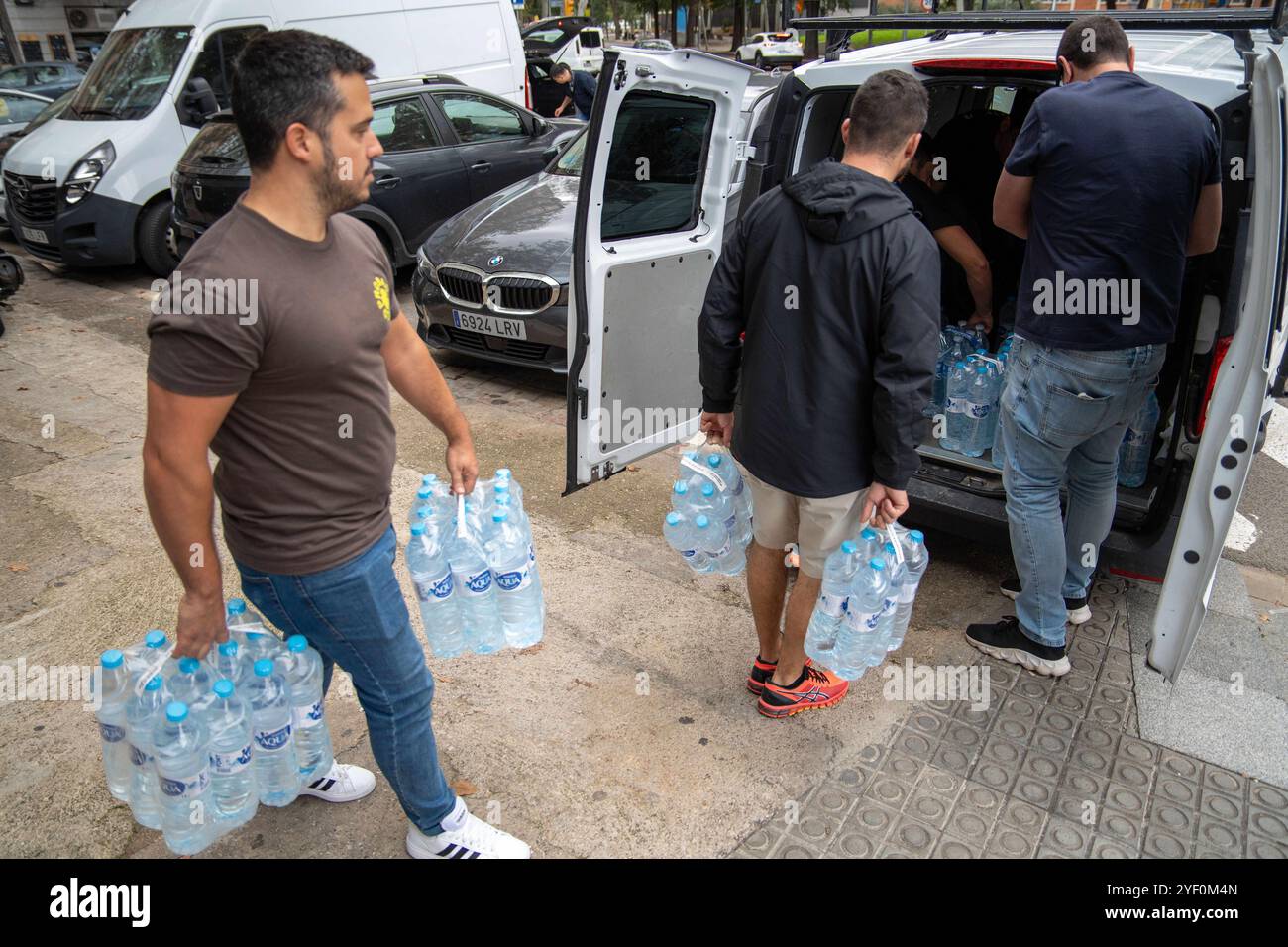 Barcellona si riunisce in segno di solidarietà con i suoi vicini valenciani, portando cibo, coperte e forniture essenziali, nonché scope e pale per gli sforzi di pulizia nelle zone colpite di Valencia. Tra i contributi più notevoli vi sono quelli della Hillsong Evangelical Church. Inoltre, i "castellers" di Barcellona, un gruppo che forma torri umane, hanno organizzato una spinta alimentare con lo slogan "solo le persone salvano la gente", riferendosi alle critiche all'inazione del governo. Barcelona se vuelca en una muestra de solidaridad con sus vecinos Foto Stock