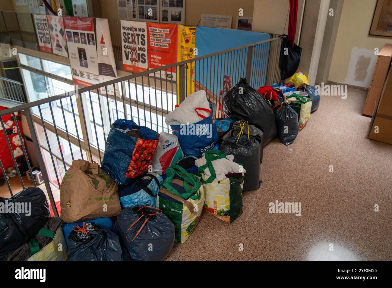 Barcellona si riunisce in segno di solidarietà con i suoi vicini valenciani, portando cibo, coperte e forniture essenziali, nonché scope e pale per gli sforzi di pulizia nelle zone colpite di Valencia. Tra i contributi più notevoli vi sono quelli della Hillsong Evangelical Church. Inoltre, i "castellers" di Barcellona, un gruppo che forma torri umane, hanno organizzato una spinta alimentare con lo slogan "solo le persone salvano la gente", riferendosi alle critiche all'inazione del governo. Barcelona se vuelca en una muestra de solidaridad con sus vecinos Foto Stock