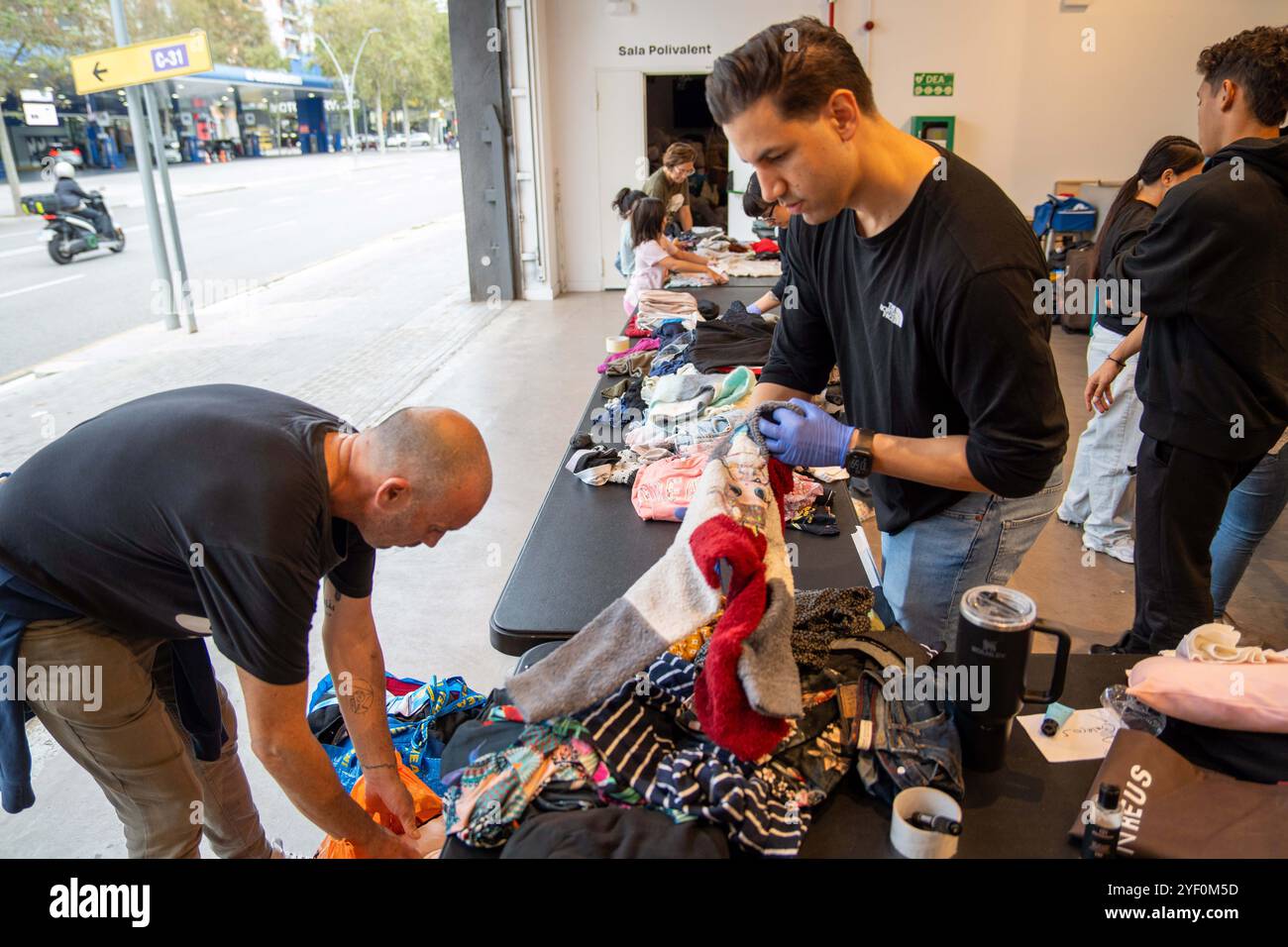 Barcellona si riunisce in segno di solidarietà con i suoi vicini valenciani, portando cibo, coperte e forniture essenziali, nonché scope e pale per gli sforzi di pulizia nelle zone colpite di Valencia. Tra i contributi più notevoli vi sono quelli della Hillsong Evangelical Church. Inoltre, i "castellers" di Barcellona, un gruppo che forma torri umane, hanno organizzato una spinta alimentare con lo slogan "solo le persone salvano la gente", riferendosi alle critiche all'inazione del governo. Barcelona se vuelca en una muestra de solidaridad con sus vecinos Foto Stock