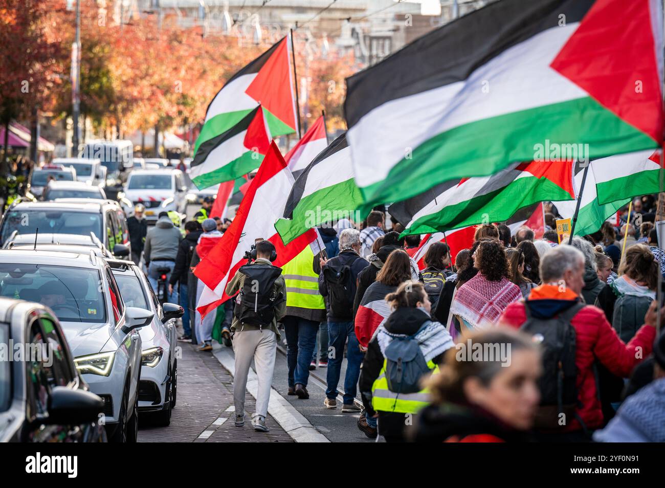 AMSTERDAM - i manifestanti camminano lungo il Rokin per la causa palestinese. La manifestazione è stata organizzata da diverse organizzazioni che hanno richiamato l'attenzione sulla situazione a Gaza. ANP JOSH WALET netherlands Out - belgio Out crediti: ANP/Alamy Live News Foto Stock