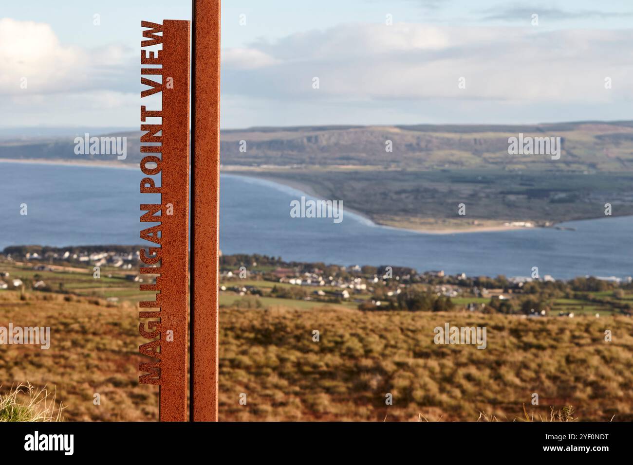 vista sul lough foyle dal punto panoramico magilligan point wild atlantic way, contea di donegal, repubblica d'irlanda verso magilligan e il suo martello tow Foto Stock