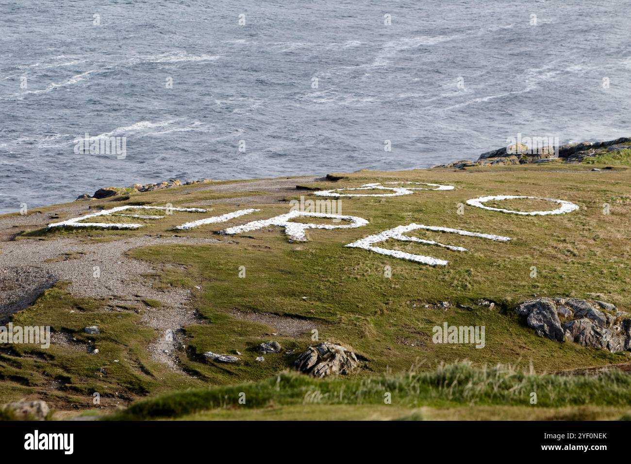 80 cartello eire a malin head, contea di donegal, repubblica d'irlanda questi segni erano sparsi intorno alla costa atlantica dell'irlanda per far sapere agli aerei della seconda guerra mondiale Foto Stock